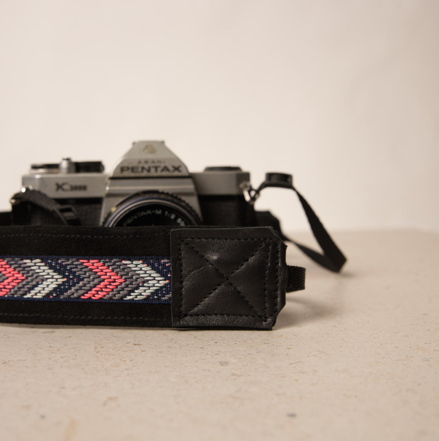 Correa de Cámara Negra y Estilo Etnico