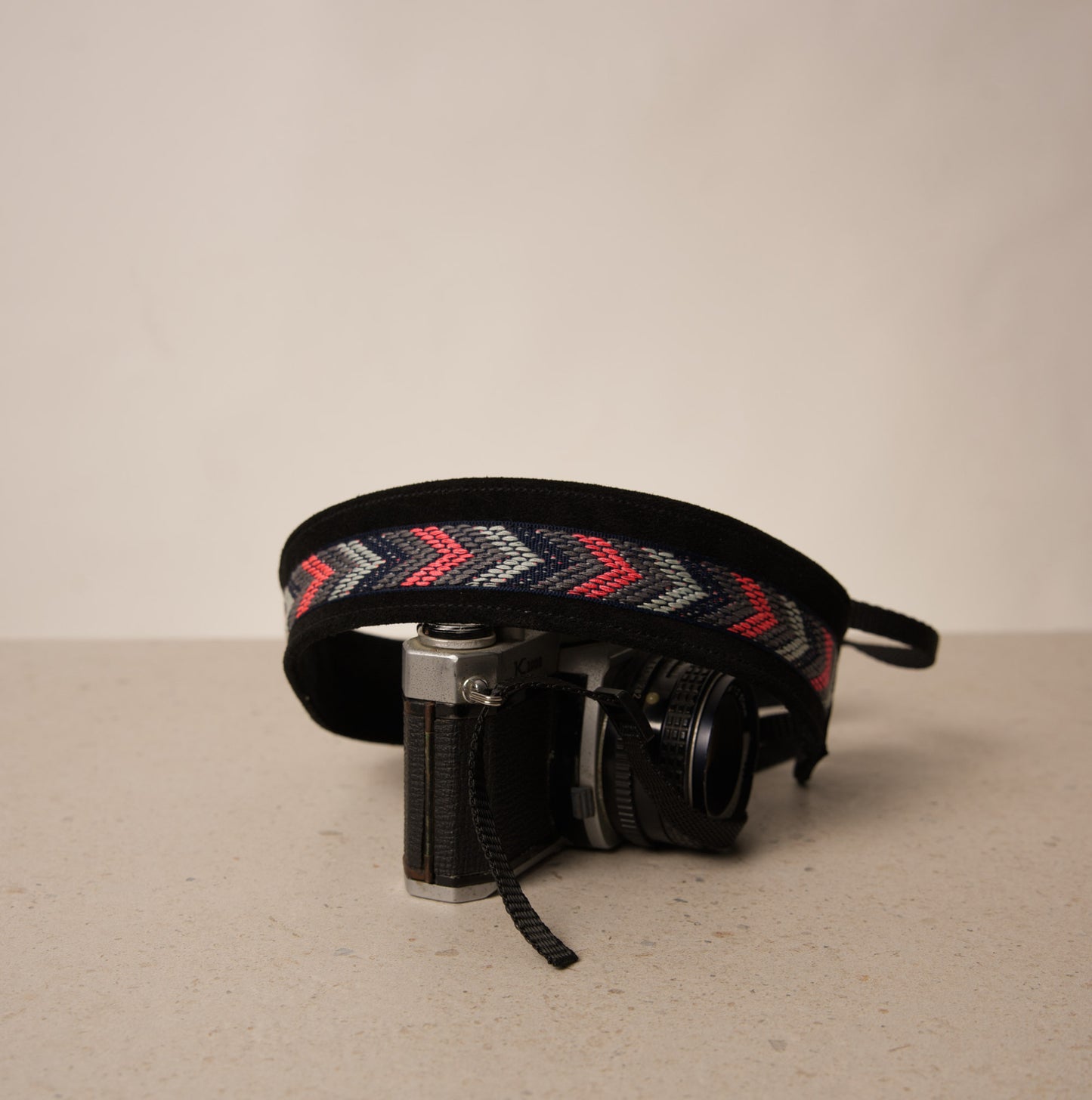 Correa de Cámara Negra y Estilo Etnico