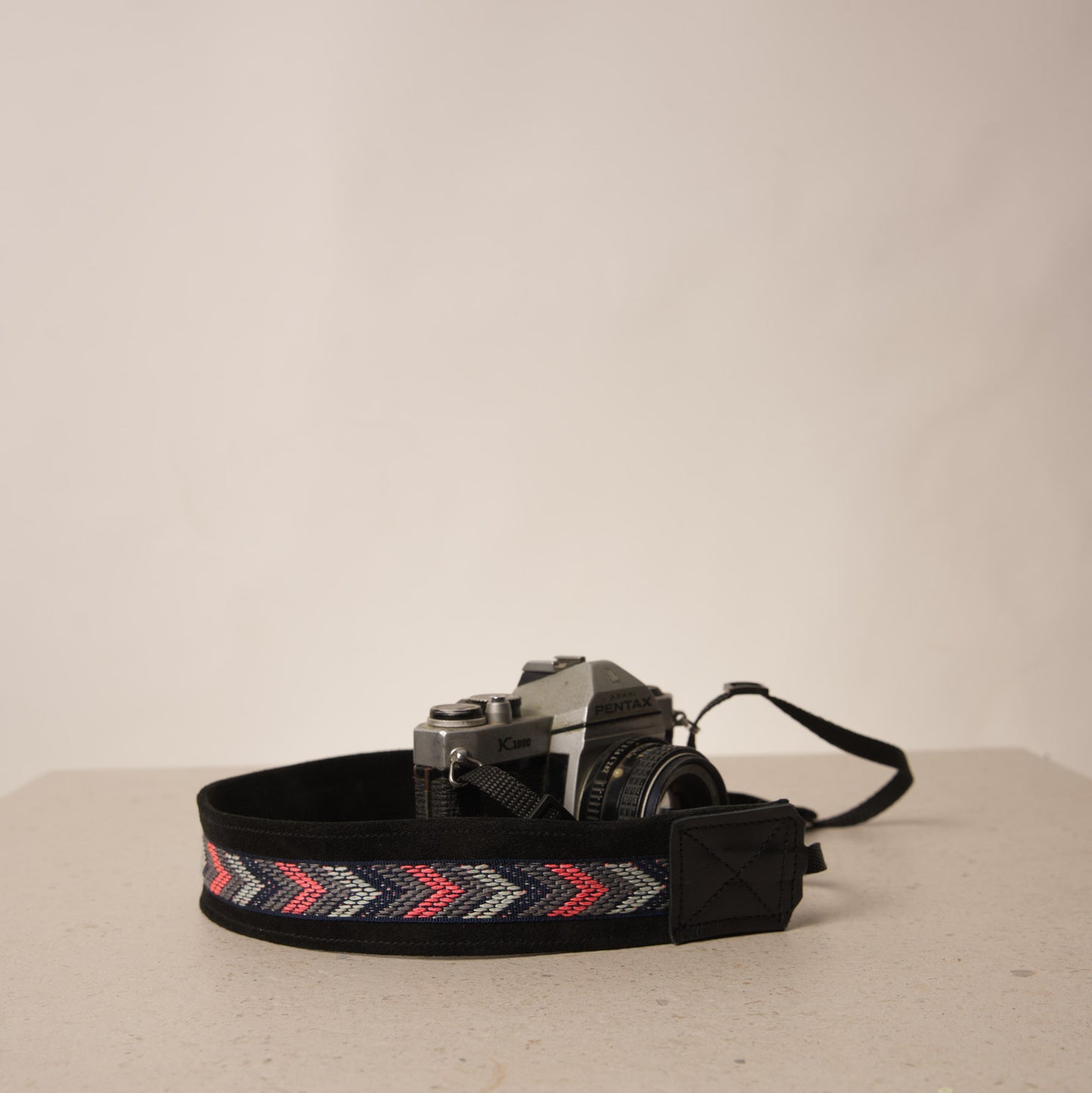 Correa de Cámara Negra y Estilo Etnico