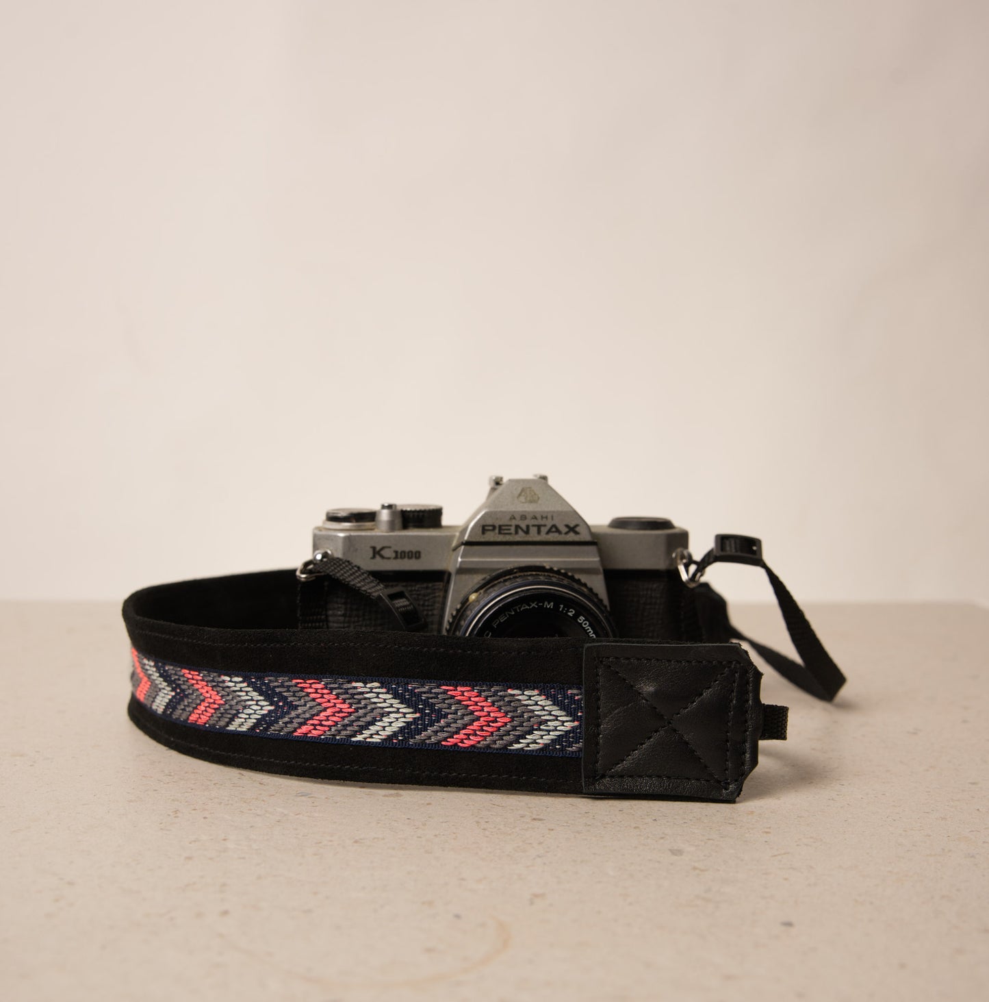 Correa de Cámara Negra y Estilo Etnico