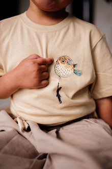  Camiseta unisex ilustrada “Pez Erizo” – Algodón 100% | Diseño hecho en España