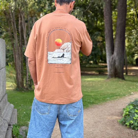 Camiseta Calaiza – Atardecer en La Herradura | Moda slow & arte del mar