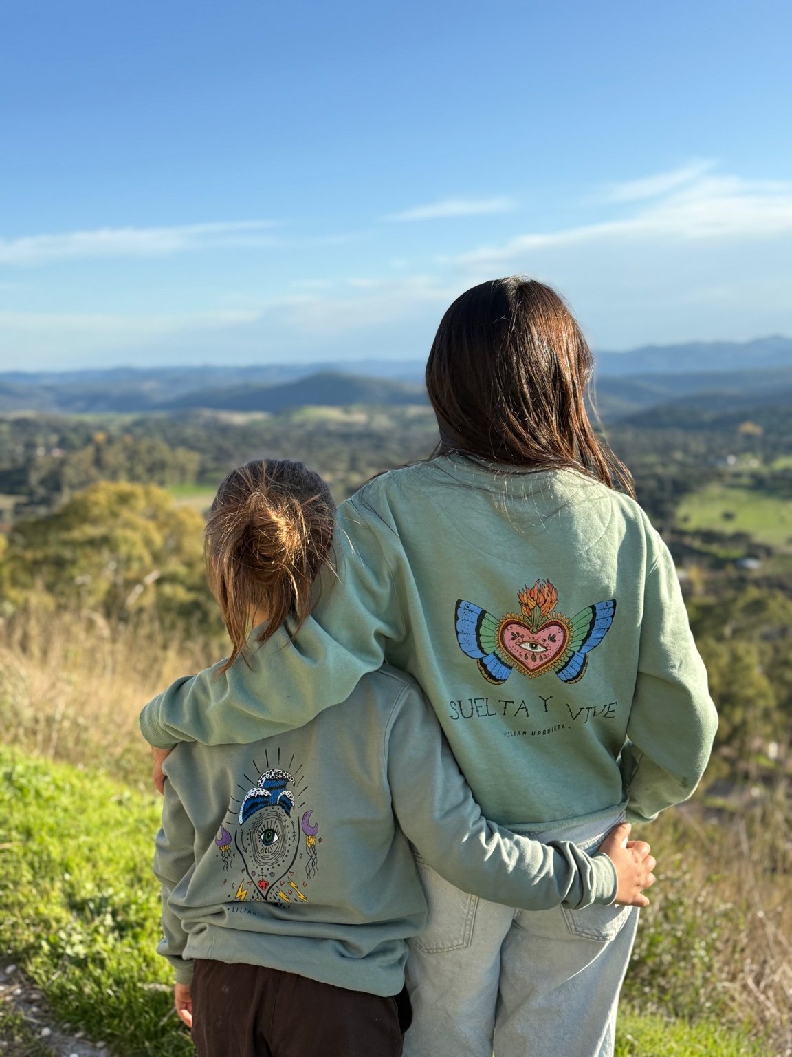 sudadera cropped top verde suelta y vive modelo con niño